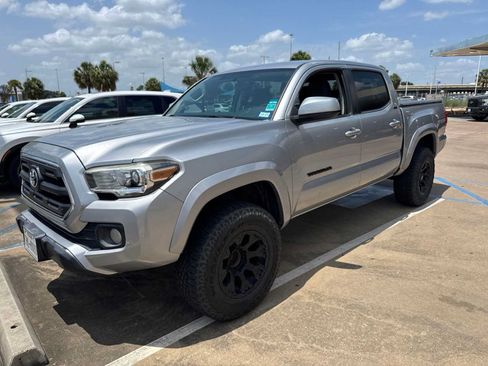 Used 2017 Toyota Tacoma SR5 w/ Tow Package RWD image 1