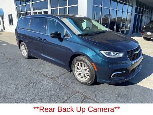 Used 2024 Chrysler Pacifica Touring-L image 3