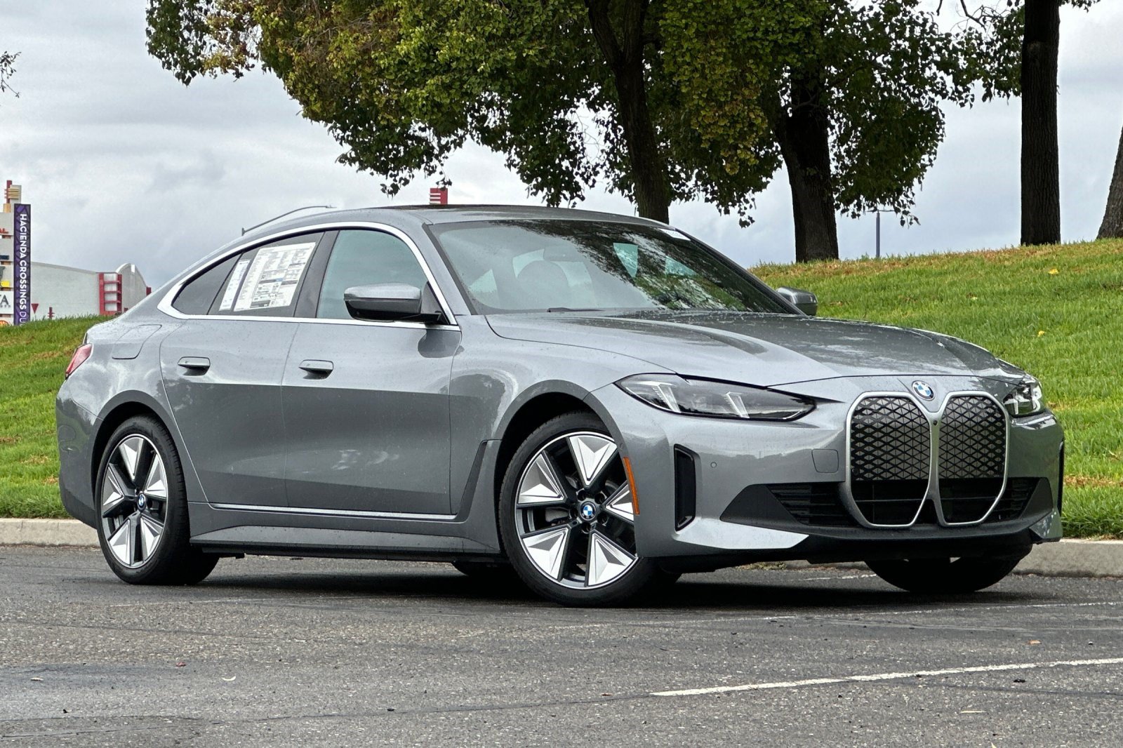 New 2026 BMW i4 eDrive40 w/ Parking Assistance Package RWD image 2