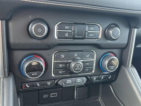 Used 2023 Chevrolet Suburban Premier image 10