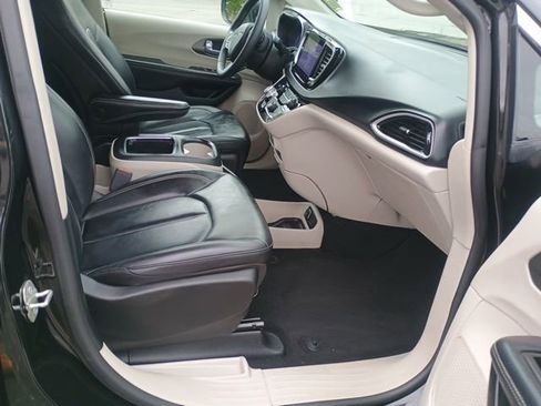 Certified 2023 Chrysler Pacifica Touring-L FWD image 13