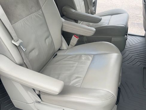 Used 2008 Chrysler Town & Country Limited w/ Entertainment Group #3 FWD image 23