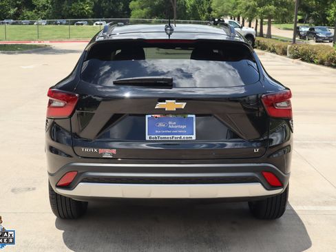 Used 2025 Chevrolet Trax LT w/ LT Convenience Package FWD image 4