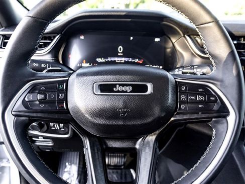 Used 2024 Jeep Grand Cherokee Altitude image 17