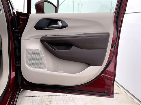 Used 2020 Chrysler Pacifica Touring-L w/ Premium Audio Group image 22