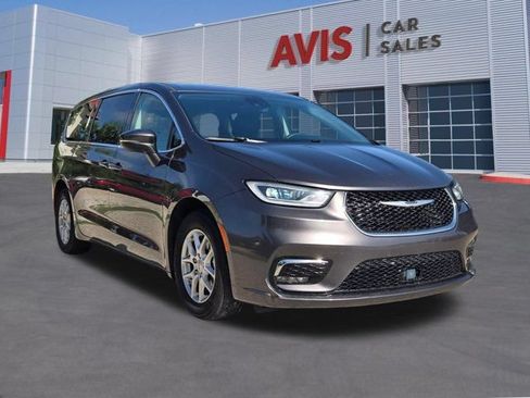 Used 2023 Chrysler Pacifica Touring-L FWD image 3