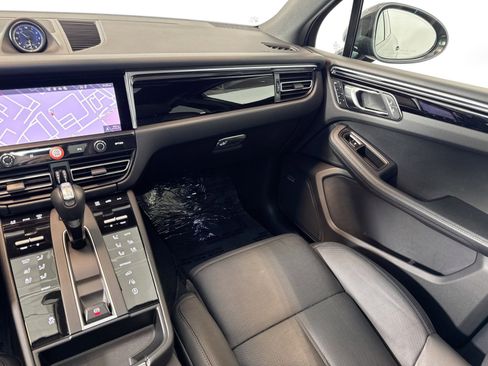 Certified 2025 Porsche Macan AWD/4WD image 22