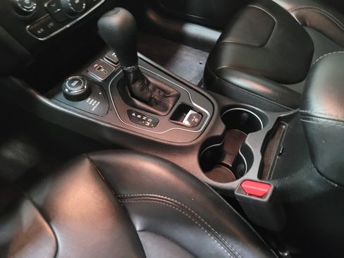 Used 2019 Jeep Cherokee Latitude Plus AWD/4WD image 26