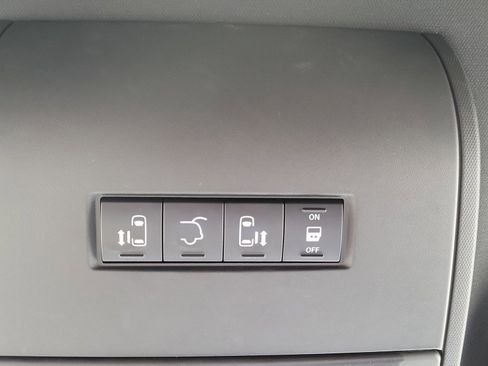 Used 2018 Dodge Grand Caravan SXT image 33