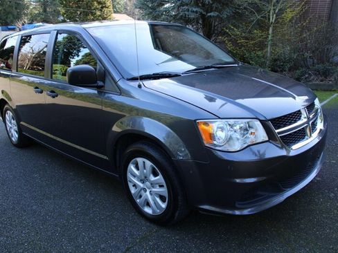 Used 2019 Dodge Grand Caravan SE image 2