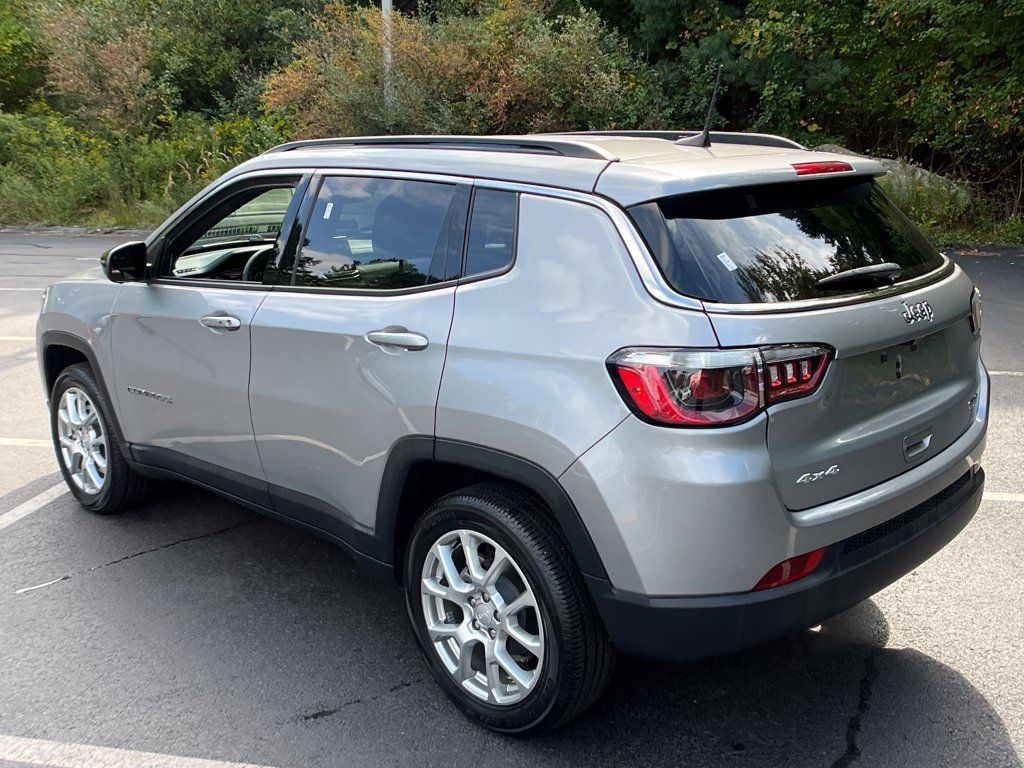 Used 2023 Jeep Compass Latitude AWD/4WD image 3
