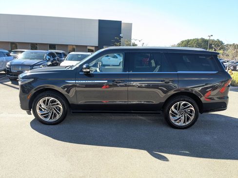 Certified 2025 Lincoln Navigator Reserve image 8