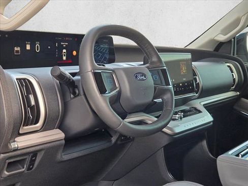 Used 2025 Ford Expedition Active image 10