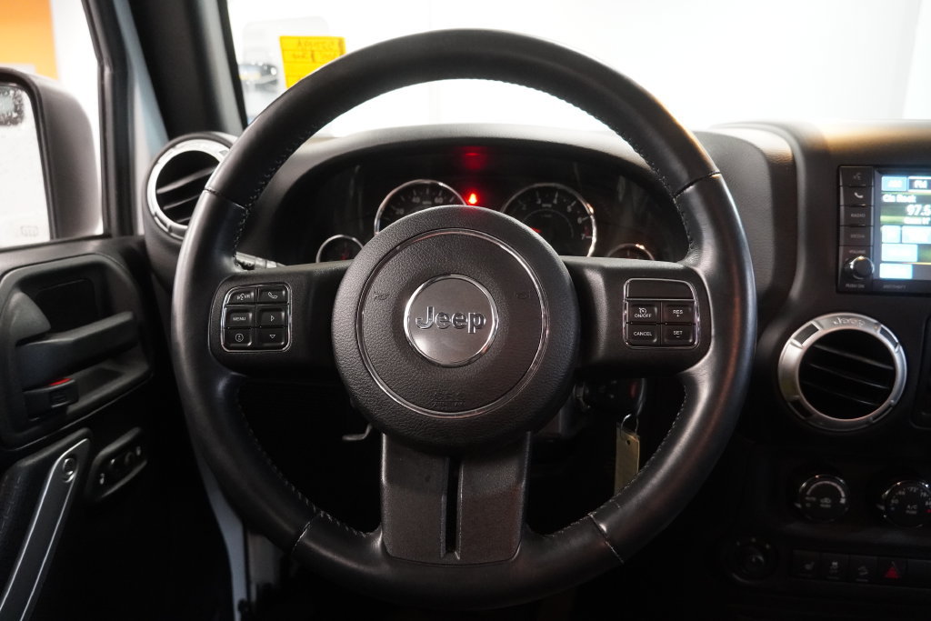 Used 2015 Jeep Wrangler Unlimited Rubicon w/ Connectivity Group AWD/4WD image 16