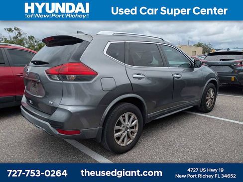 Used 2017 Nissan Rogue SV FWD image 2