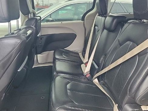 Used 2022 Chrysler Pacifica Touring-L w/ Uconnect Theater Family Group image 34