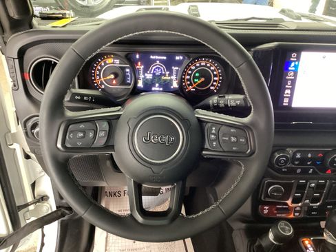 Used 2025 Jeep Wrangler Unlimited Rubicon w/ Convenience Group AWD/4WD image 18