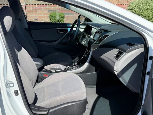 Used 2015 Hyundai Elantra SE FWD image 11