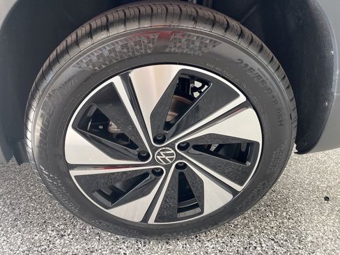 New 2026 Volkswagen Taos SE image 10