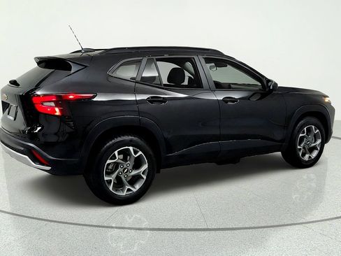 Used 2024 Chevrolet Trax LT w/ Sunroof Package FWD image 5