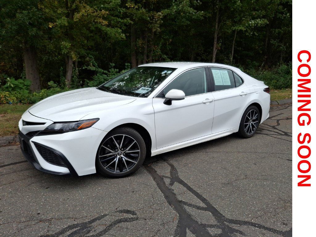 Used 2021 Toyota Camry SE w/ Carpet Mat Package (TMS) FWD image 1