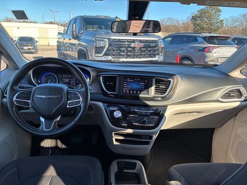 Used 2020 Chrysler Voyager LX w/ Cold Weather Group image 5