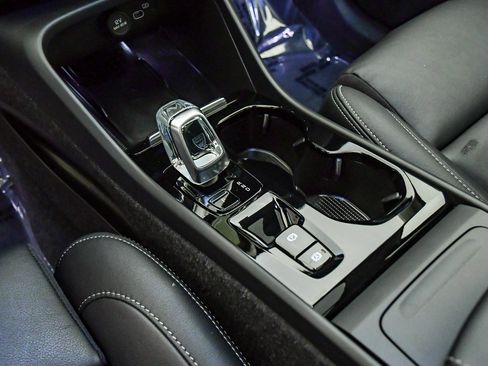 Certified 2025 Volvo XC40 B5 Ultra w/ Climate Package image 24