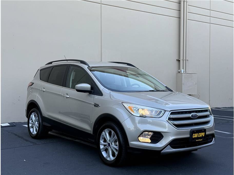 Used 2017 Ford Escape SE w/ Equipment Group 201A AWD/4WD image 2