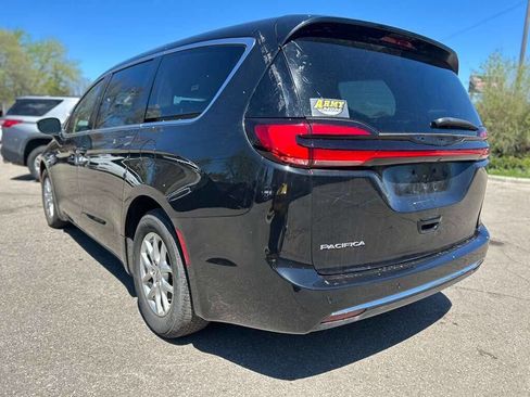 Used 2023 Chrysler Pacifica Touring-L FWD image 7