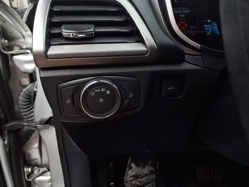 Used 2019 Ford Fusion SE FWD image 16