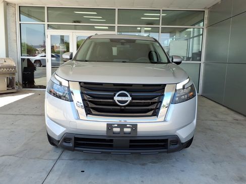 Used 2025 Nissan Pathfinder SV AWD/4WD image 2