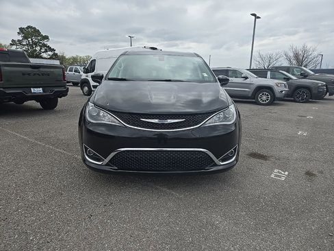 Used 2020 Chrysler Pacifica Touring w/ Tire & Wheel Group image 2