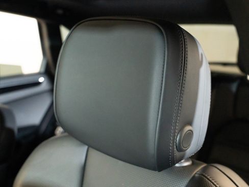 Certified 2026 Porsche Macan AWD/4WD image 18