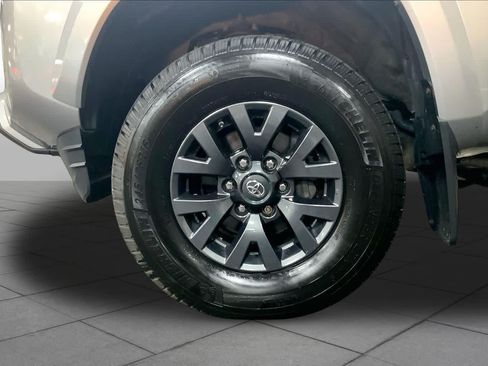 Used 2021 Toyota Tacoma SR5 AWD/4WD image 11