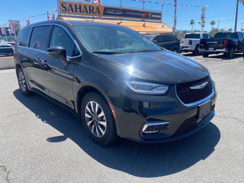 Used 2023 Chrysler Pacifica Touring-L FWD image 3