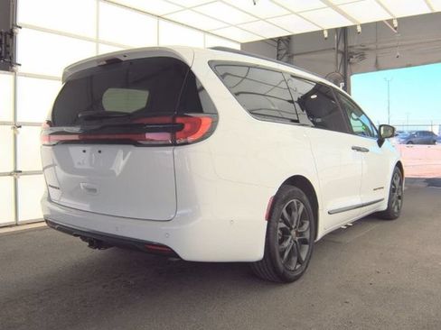 Used 2024 Chrysler Pacifica Touring-L w/ Road Tripper Package FWD image 3