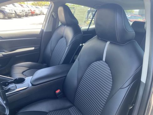 Used 2020 Toyota Camry SE w/ Carpet Mat Package FWD image 17