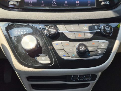 Used 2024 Chrysler Pacifica Touring-L FWD image 24