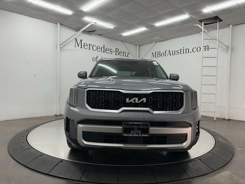 Used 2024 Kia Telluride EX w/ EX Captain's Chair Package FWD image 2