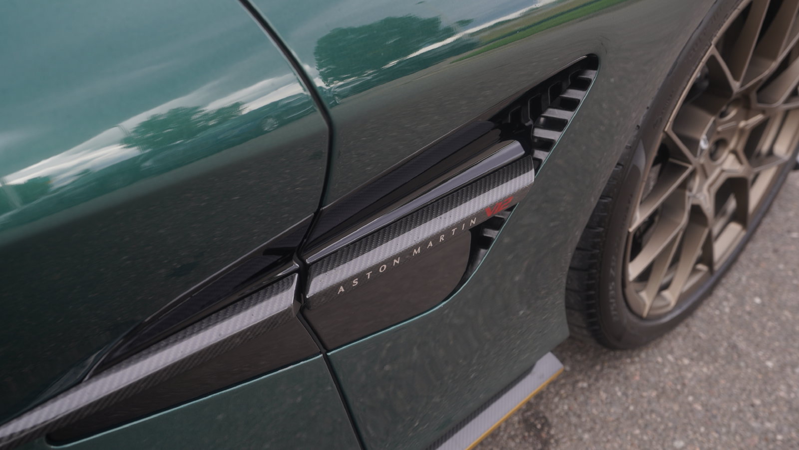 Used 2025 Aston Martin Vanquish RWD image 17