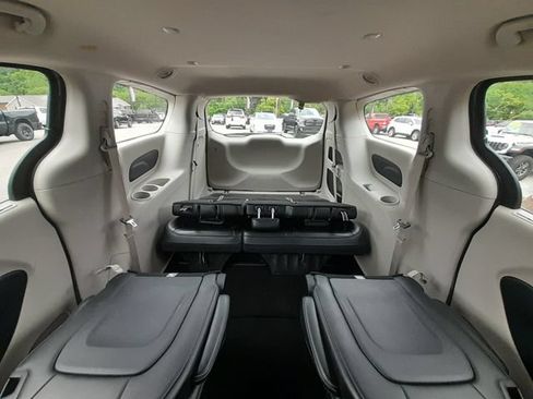 Used 2023 Chrysler Pacifica Touring-L FWD image 47