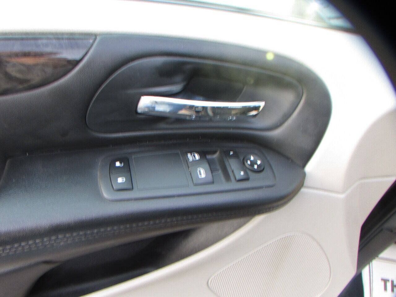 Used 2013 Dodge Grand Caravan American Value Package FWD image 31