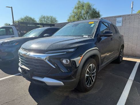 Used 2025 Chevrolet TrailBlazer LT FWD image 2