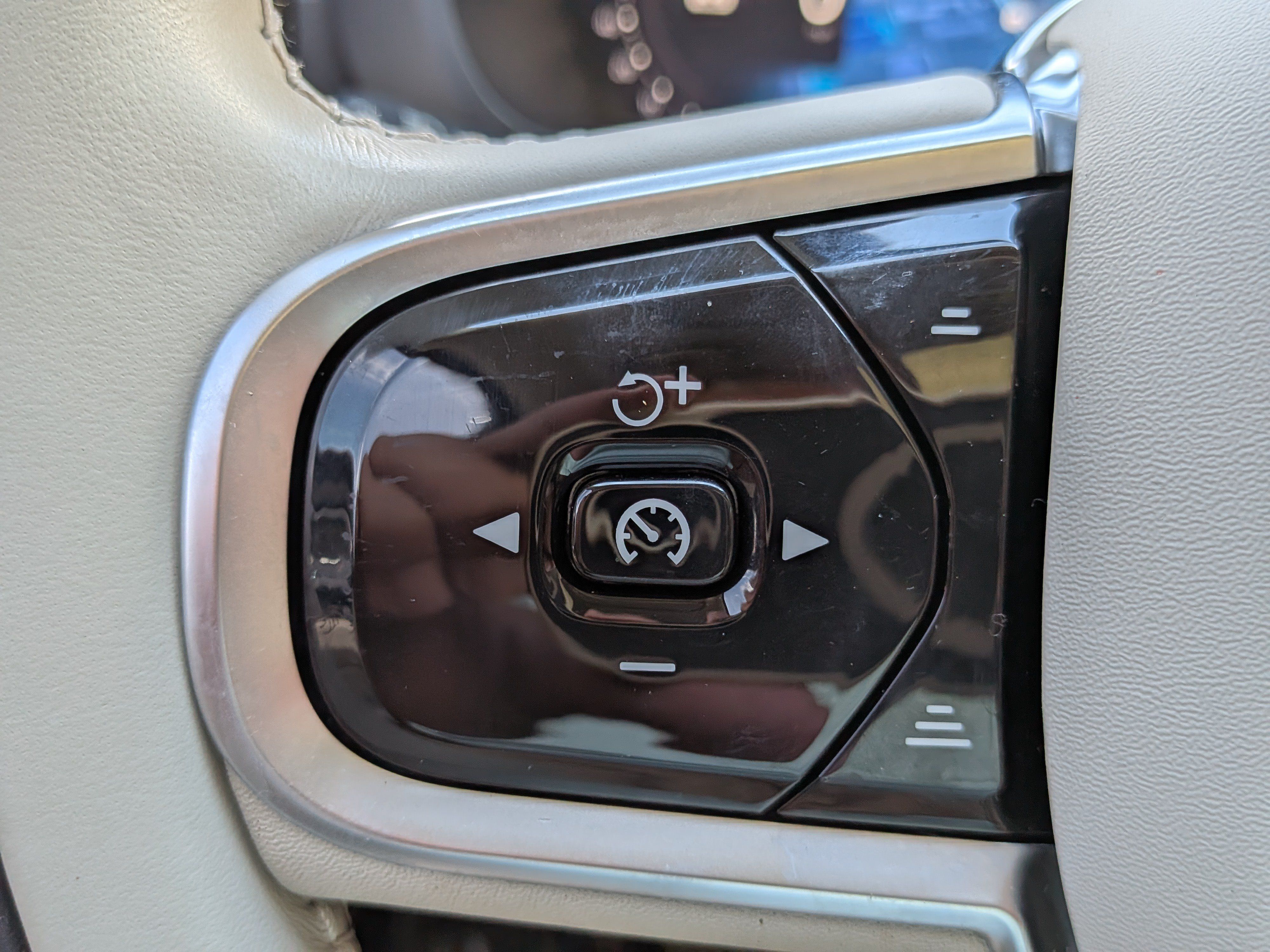 Certified 2024 Volvo XC60 T8 Ultimate w/ Protection Package Premier AWD/4WD image 27