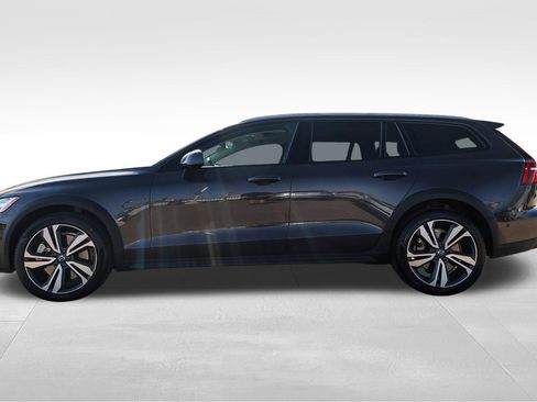 Used 2025 Volvo V60 B5 Cross Country Plus image 8