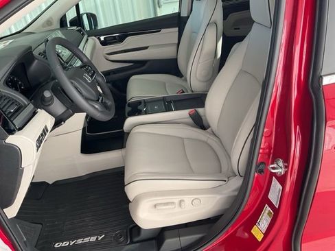 New 2026 Honda Odyssey Touring image 4