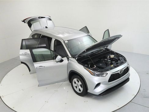 Used 2023 Toyota Highlander L image 15