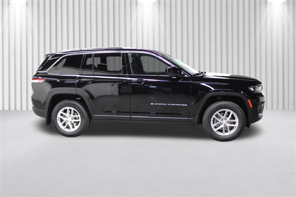 New 2025 Jeep Grand Cherokee Laredo w/ Luxury Tech Group I AWD/4WD image 2