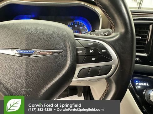 Used 2018 Chrysler Pacifica Touring-L image 32