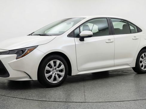 Used 2025 Toyota Corolla LE image 3